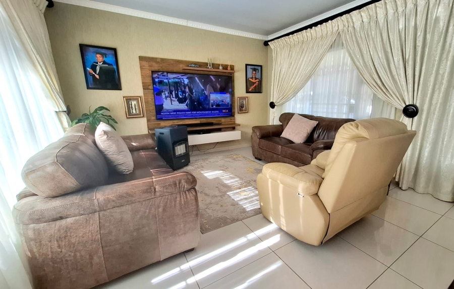  Bedroom Property for Sale in Rhodesfield Gauteng