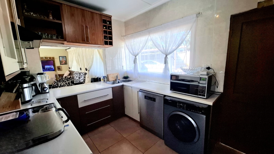  Bedroom Property for Sale in Rhodesfield Gauteng