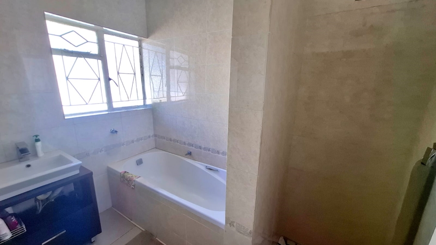  Bedroom Property for Sale in Rhodesfield Gauteng