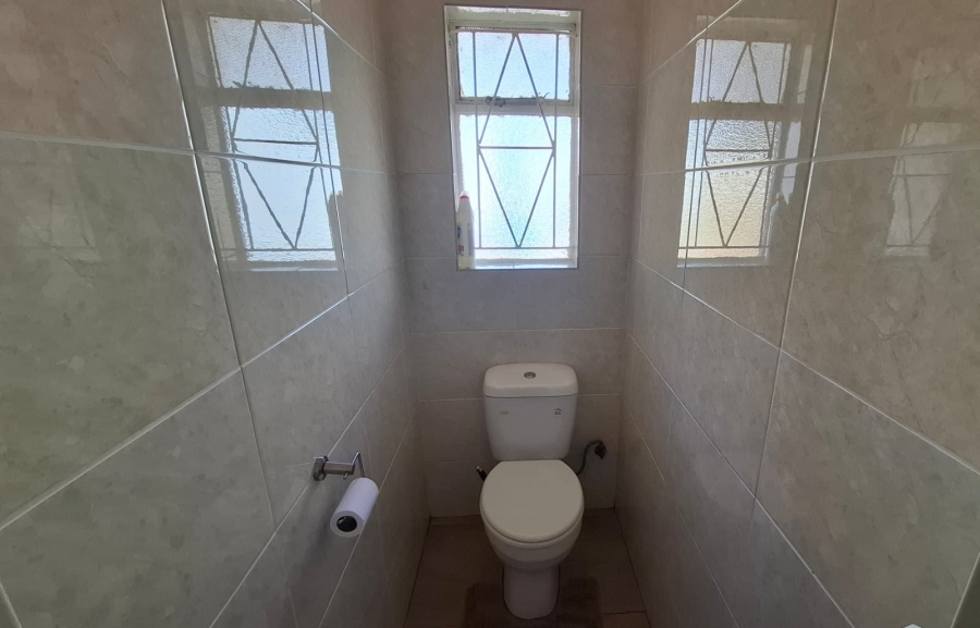  Bedroom Property for Sale in Rhodesfield Gauteng