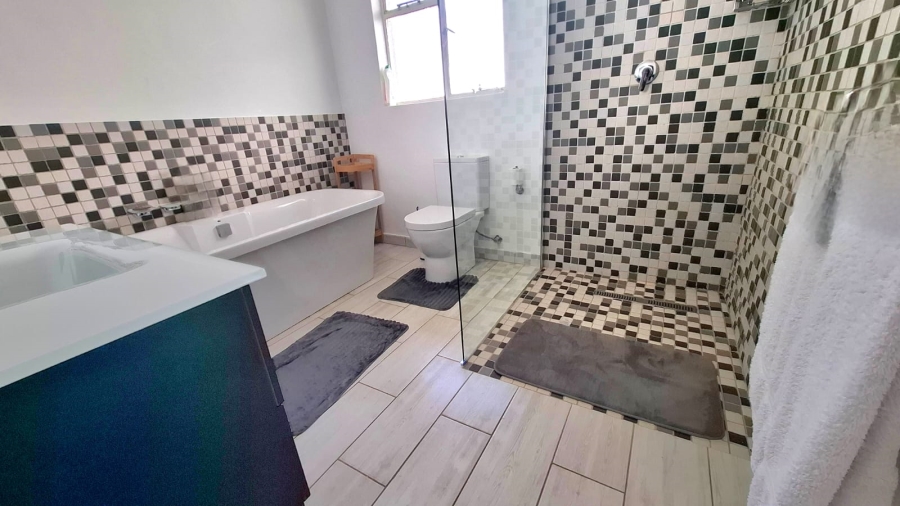  Bedroom Property for Sale in Rhodesfield Gauteng