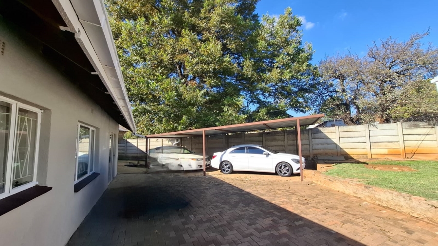 Bedroom Property for Sale in Rhodesfield Gauteng