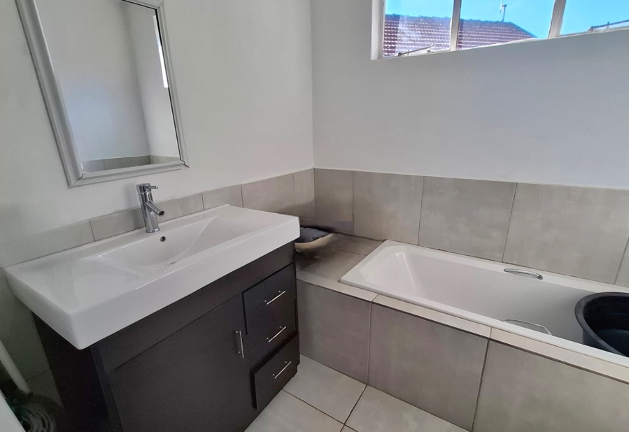  Bedroom Property for Sale in Rhodesfield Gauteng