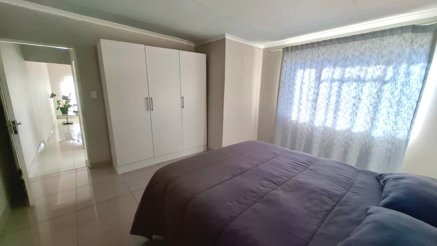  Bedroom Property for Sale in Rhodesfield Gauteng
