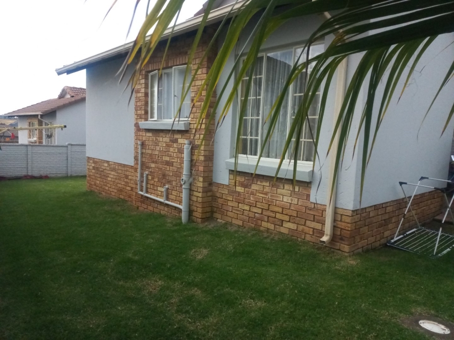 2 Bedroom Property for Sale in Kosmosdal Gauteng