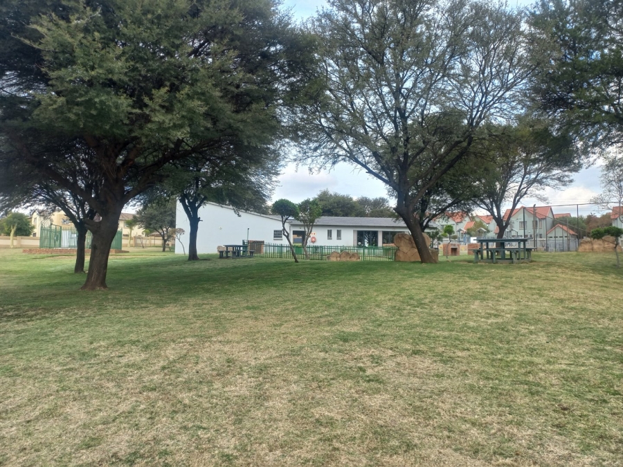 2 Bedroom Property for Sale in Kosmosdal Gauteng