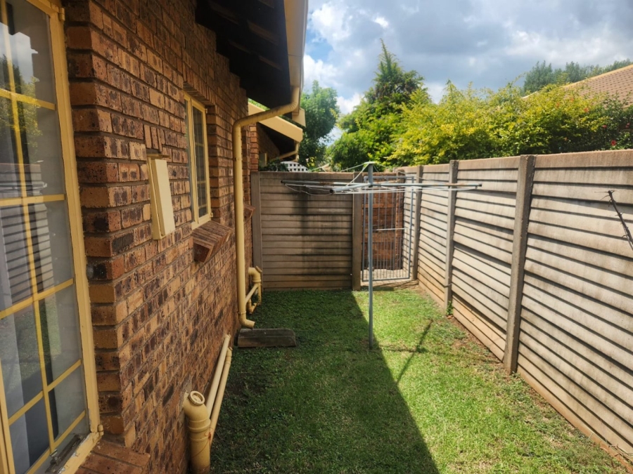 2 Bedroom Property for Sale in Rooihuiskraal North Gauteng