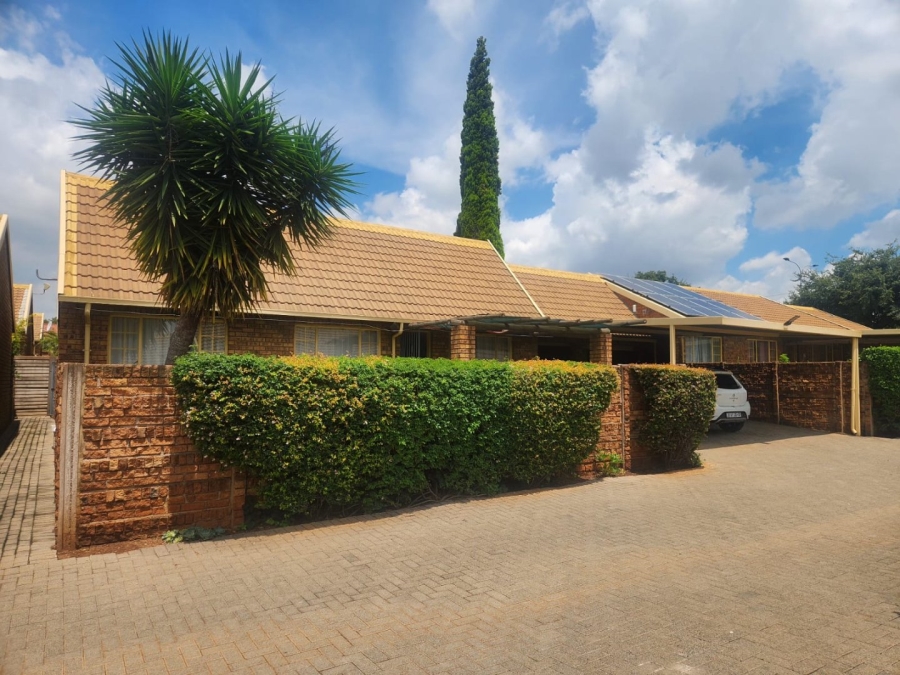2 Bedroom Property for Sale in Rooihuiskraal North Gauteng