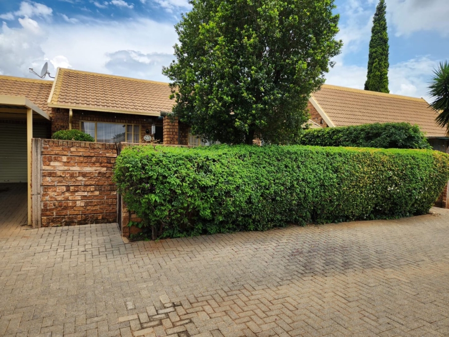 2 Bedroom Property for Sale in Rooihuiskraal North Gauteng