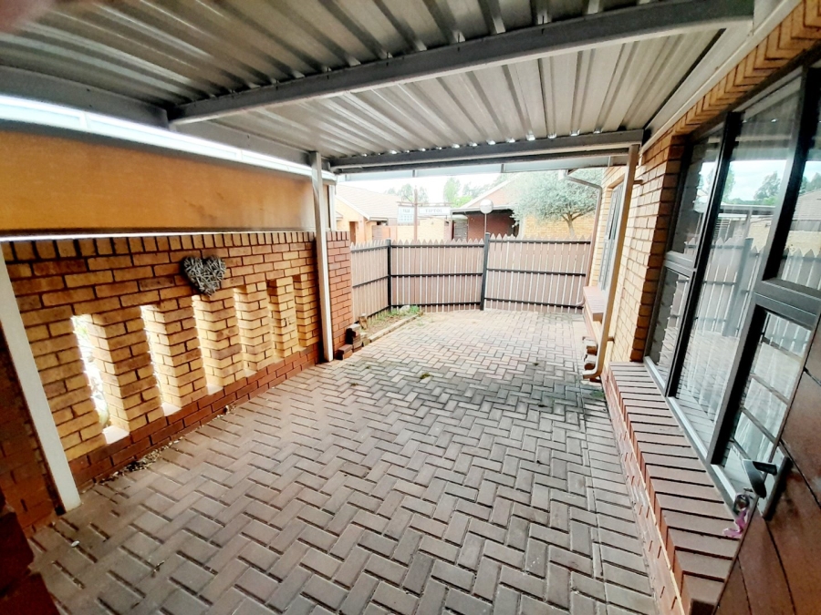 To Let 2 Bedroom Property for Rent in Eldoraigne Gauteng