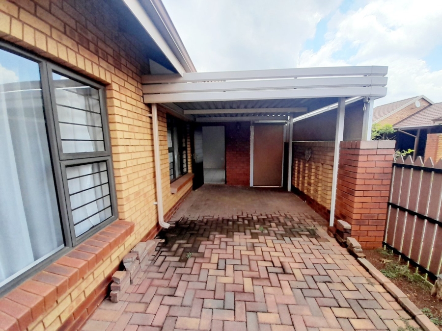 To Let 2 Bedroom Property for Rent in Eldoraigne Gauteng
