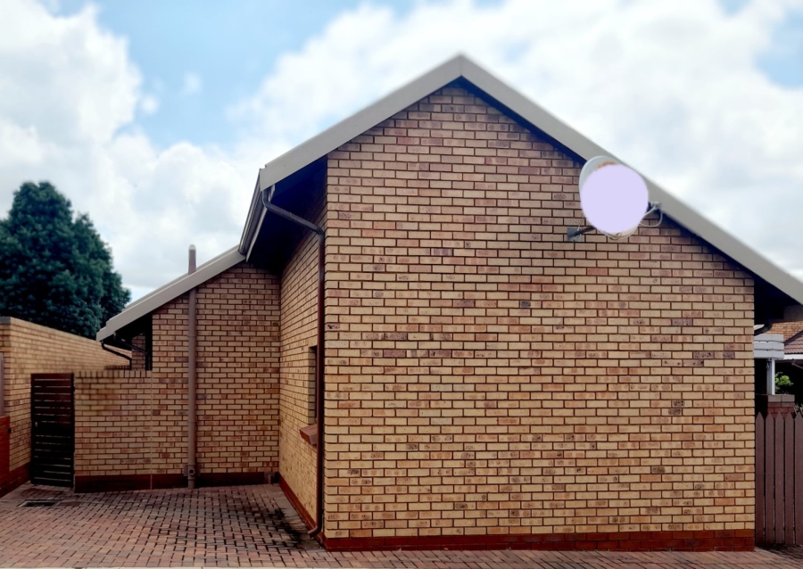 To Let 2 Bedroom Property for Rent in Eldoraigne Gauteng