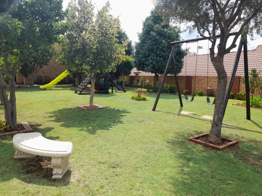To Let 2 Bedroom Property for Rent in Eldoraigne Gauteng