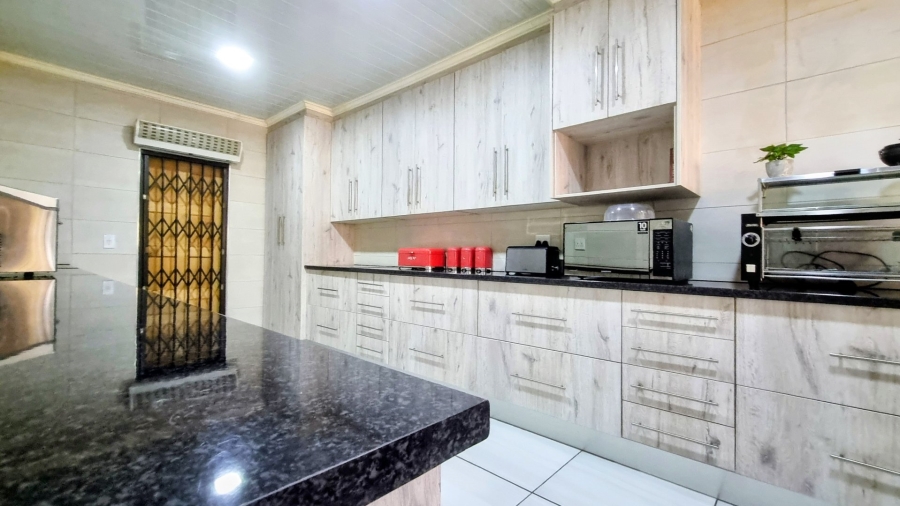 4 Bedroom Property for Sale in Mullerstuine Gauteng