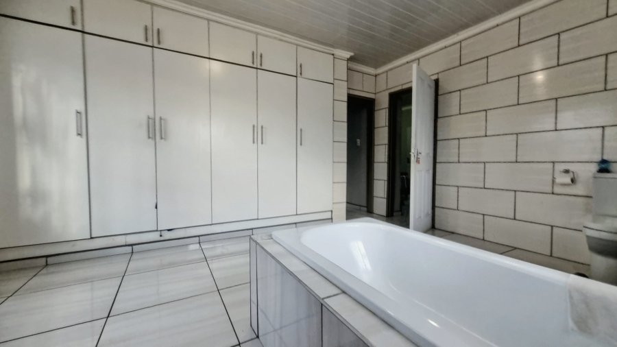 4 Bedroom Property for Sale in Mullerstuine Gauteng