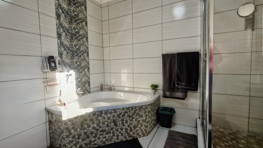 4 Bedroom Property for Sale in Mullerstuine Gauteng