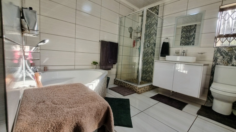 4 Bedroom Property for Sale in Mullerstuine Gauteng