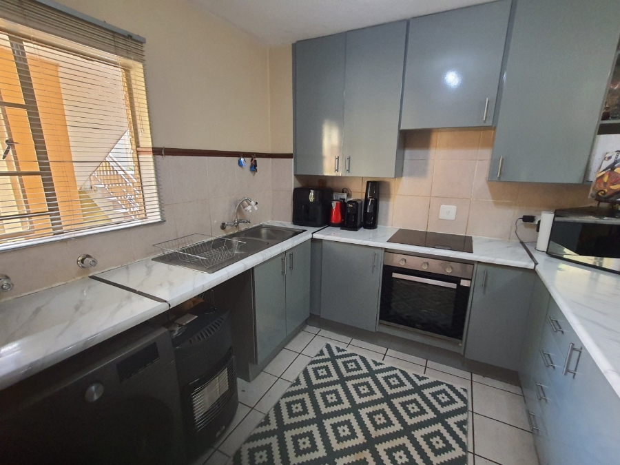 3 Bedroom Property for Sale in Die Hoewes Gauteng