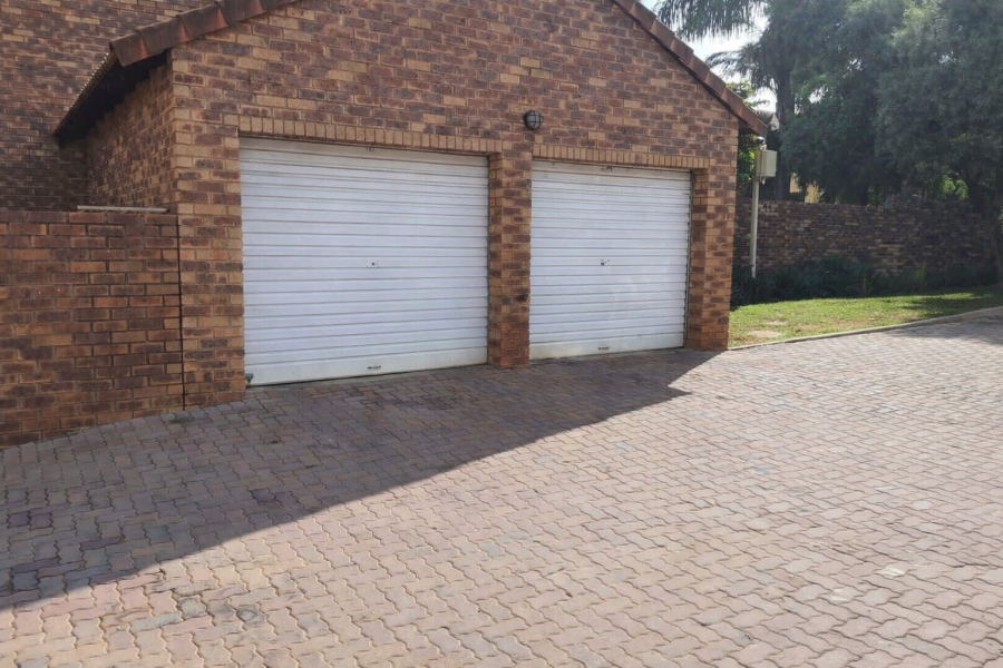 3 Bedroom Property for Sale in Die Hoewes Gauteng
