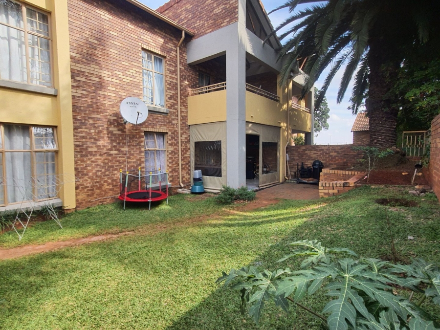 3 Bedroom Property for Sale in Die Hoewes Gauteng