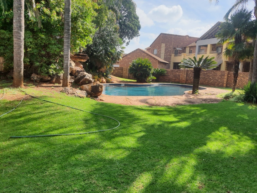 3 Bedroom Property for Sale in Die Hoewes Gauteng