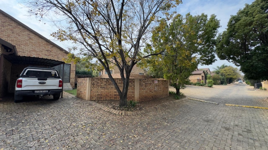 2 Bedroom Property for Sale in Rooihuiskraal North Gauteng