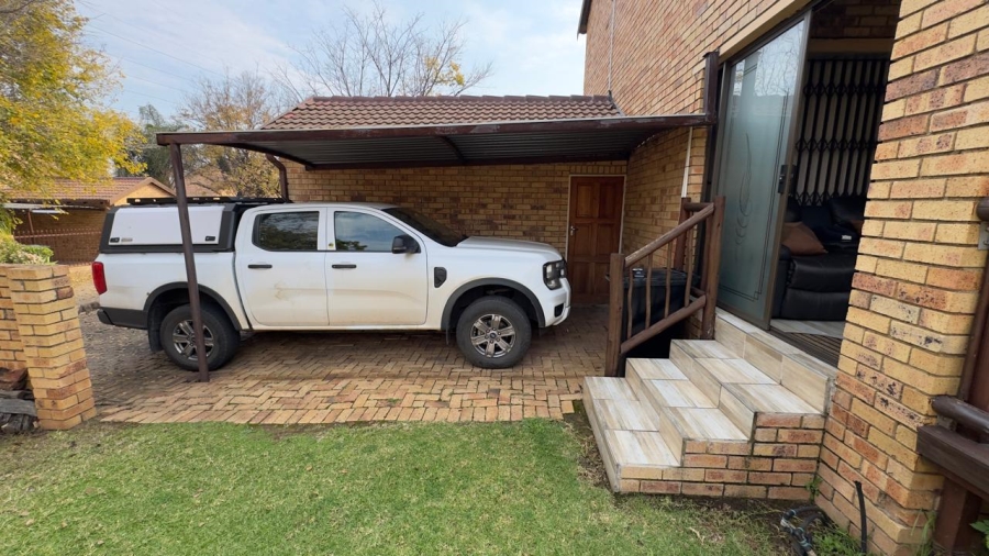 2 Bedroom Property for Sale in Rooihuiskraal North Gauteng