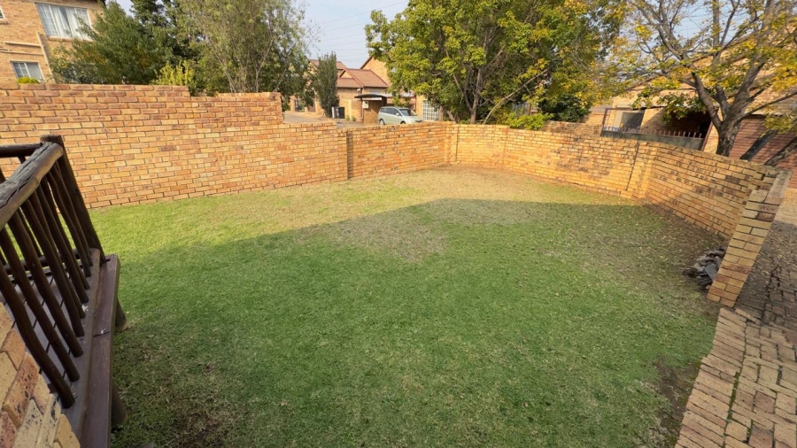 2 Bedroom Property for Sale in Rooihuiskraal North Gauteng
