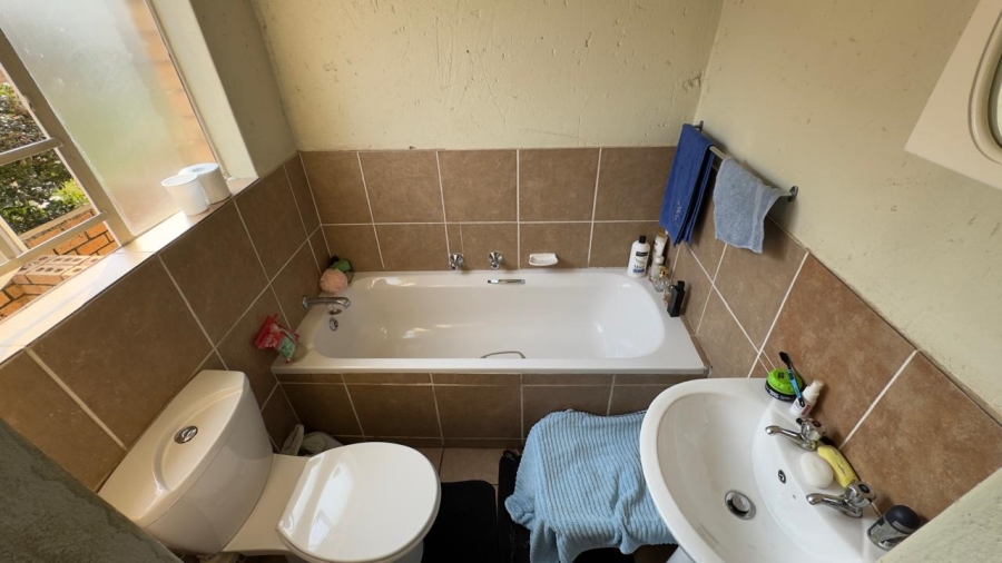 2 Bedroom Property for Sale in Rooihuiskraal North Gauteng