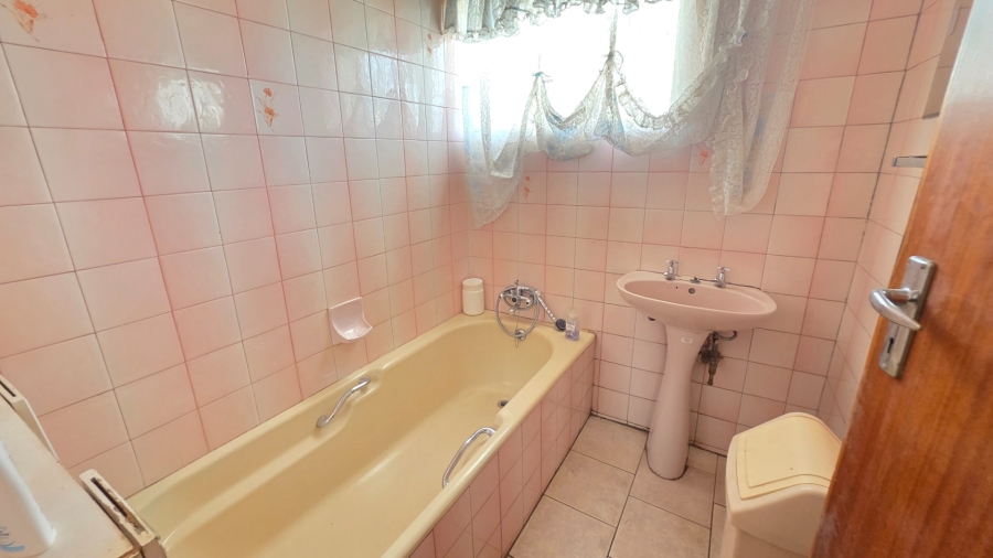 2 Bedroom Property for Sale in Laudium Gauteng