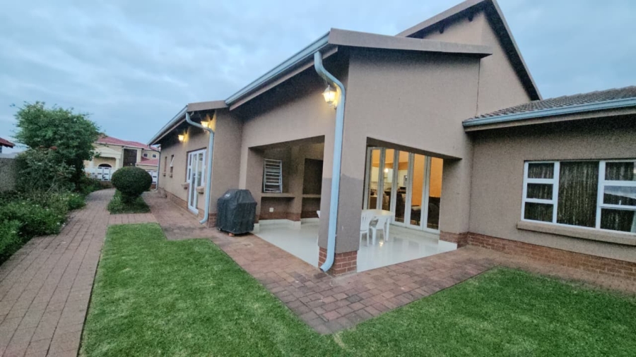 4 Bedroom Property for Sale in Monavoni Gauteng