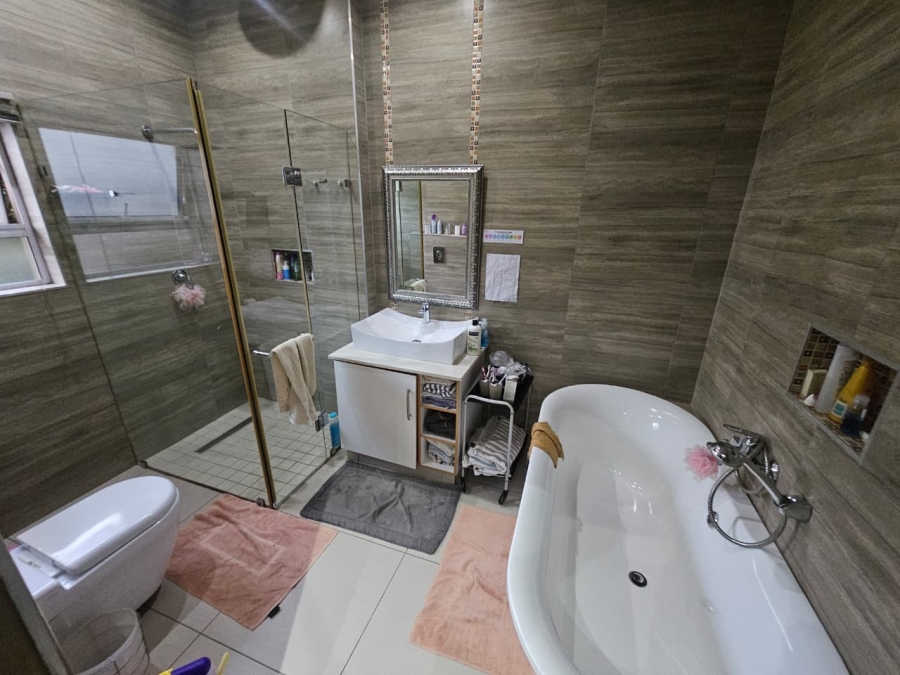 4 Bedroom Property for Sale in Monavoni Gauteng