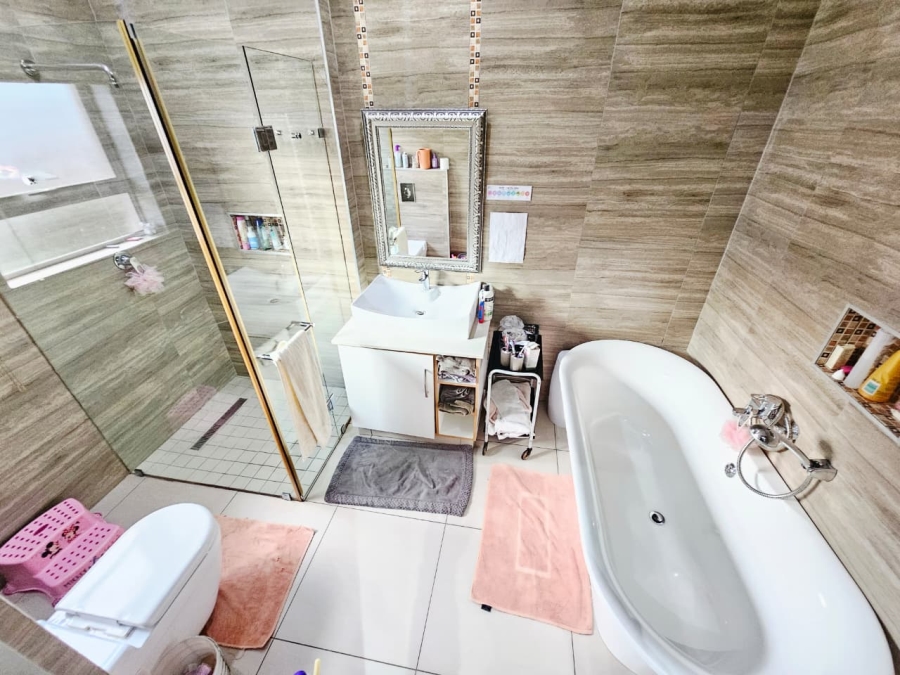 4 Bedroom Property for Sale in Monavoni Gauteng