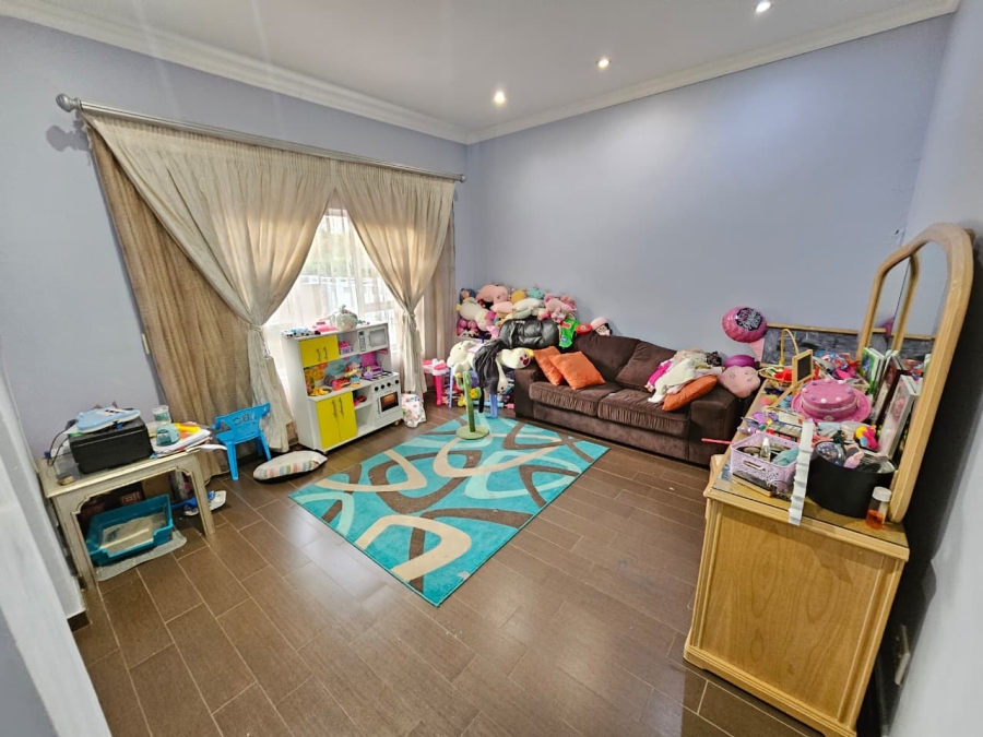4 Bedroom Property for Sale in Monavoni Gauteng