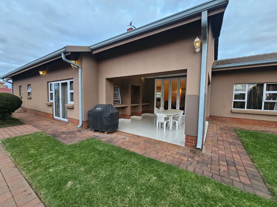 4 Bedroom Property for Sale in Monavoni Gauteng
