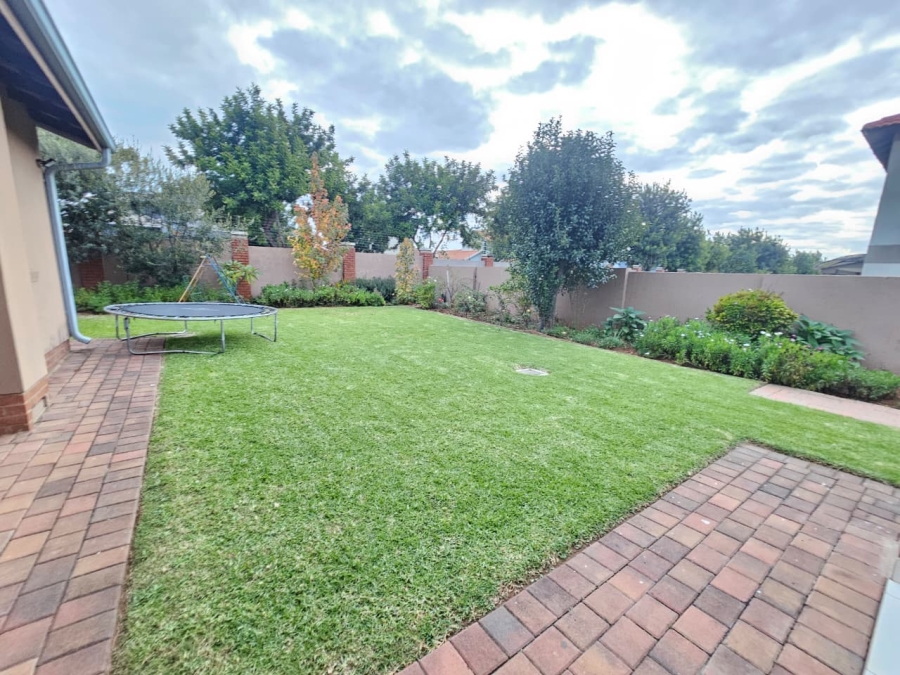 4 Bedroom Property for Sale in Monavoni Gauteng