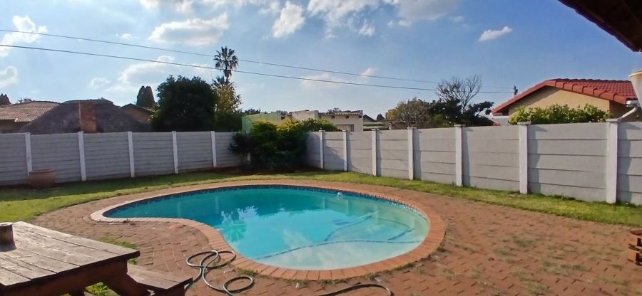 2 Bedroom Property for Sale in Heuweloord Gauteng