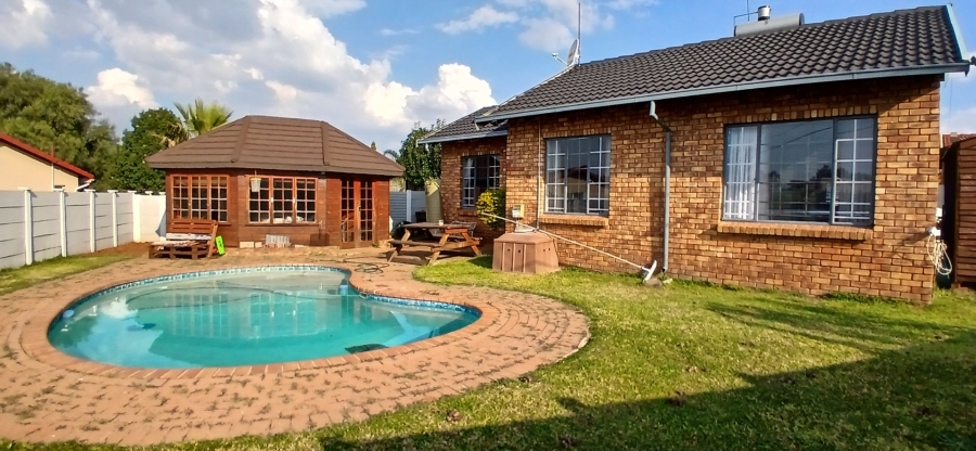 2 Bedroom Property for Sale in Heuweloord Gauteng