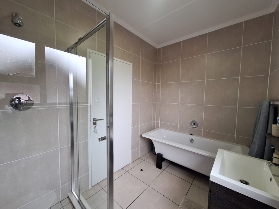 3 Bedroom Property for Sale in Greenstone Crest Gauteng
