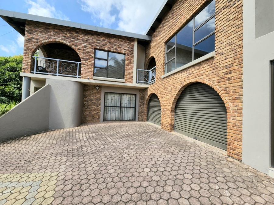 5 Bedroom Property for Sale in Kloofendal Gauteng