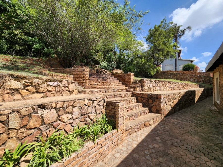 5 Bedroom Property for Sale in Kloofendal Gauteng