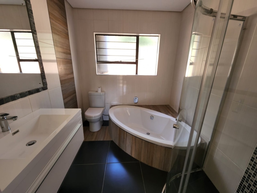 5 Bedroom Property for Sale in Kloofendal Gauteng