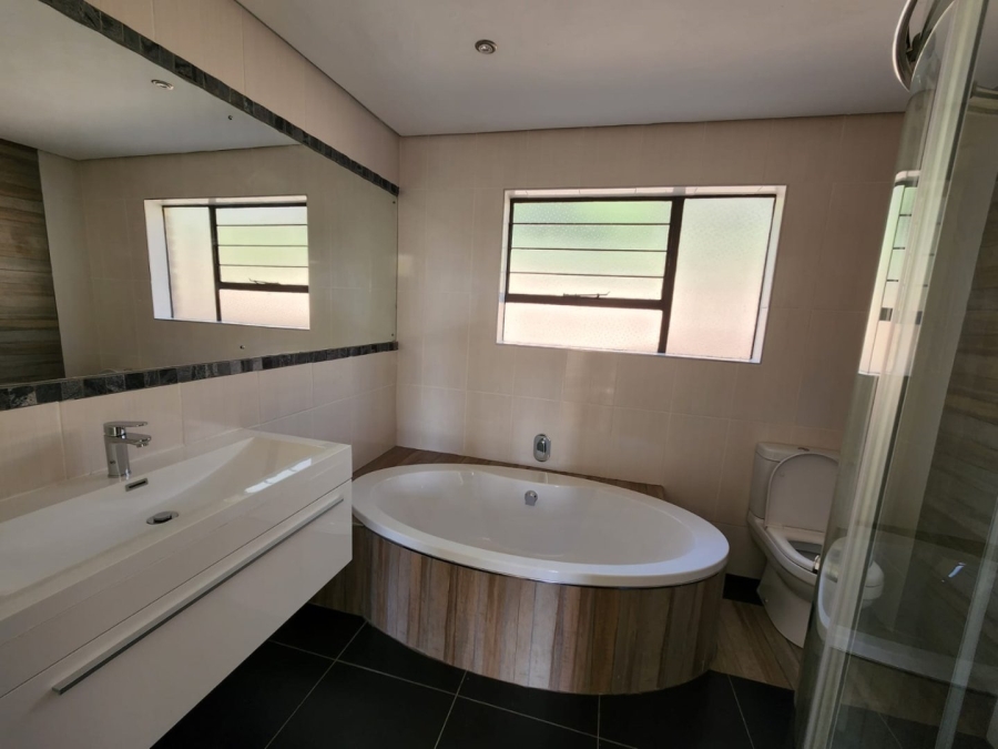 5 Bedroom Property for Sale in Kloofendal Gauteng