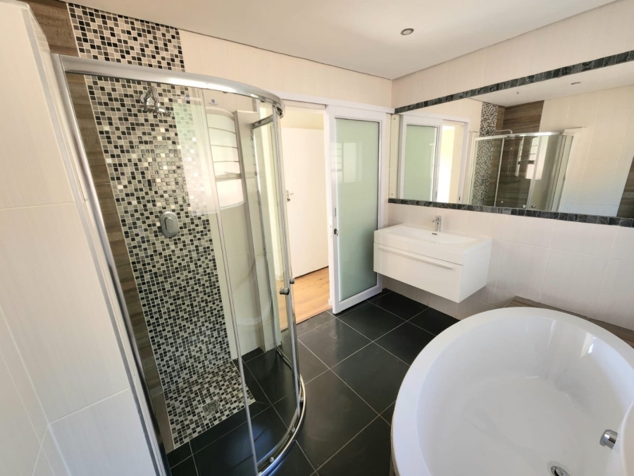 5 Bedroom Property for Sale in Kloofendal Gauteng
