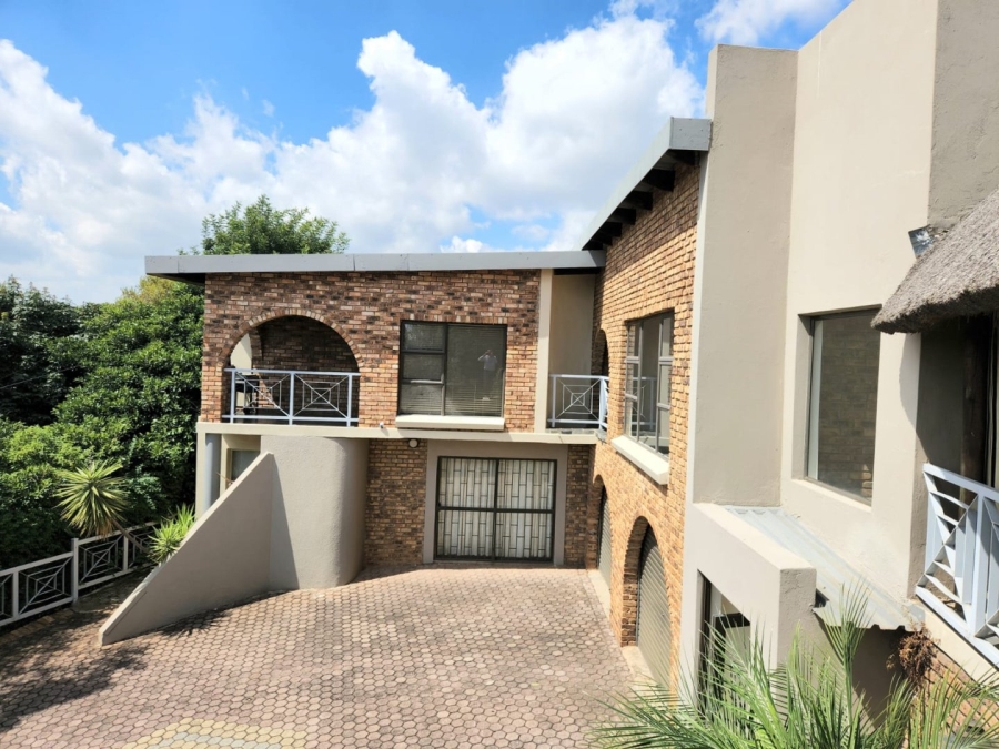 5 Bedroom Property for Sale in Kloofendal Gauteng