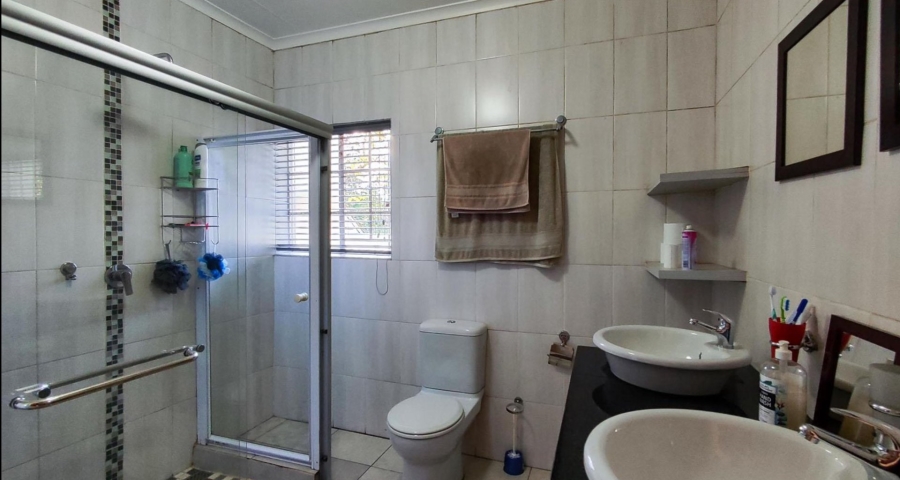 5 Bedroom Property for Sale in Van Riebeeck Park Gauteng