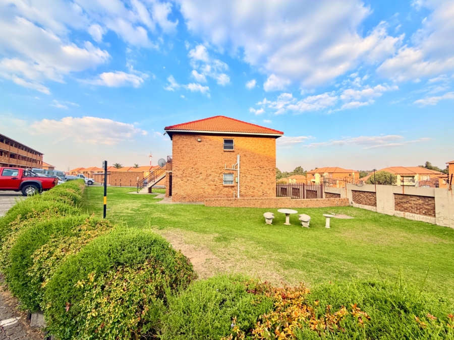 2 Bedroom Property for Sale in Birchleigh Gauteng
