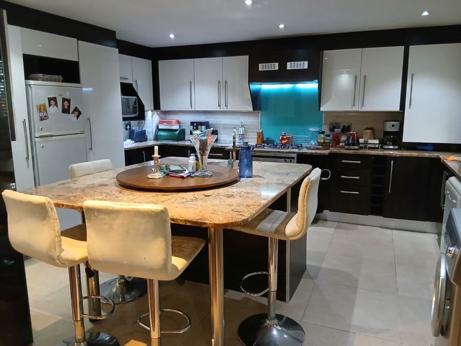 To Let 3 Bedroom Property for Rent in Illovo Gauteng