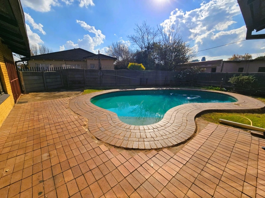 3 Bedroom Property for Sale in Dunnottar Gauteng