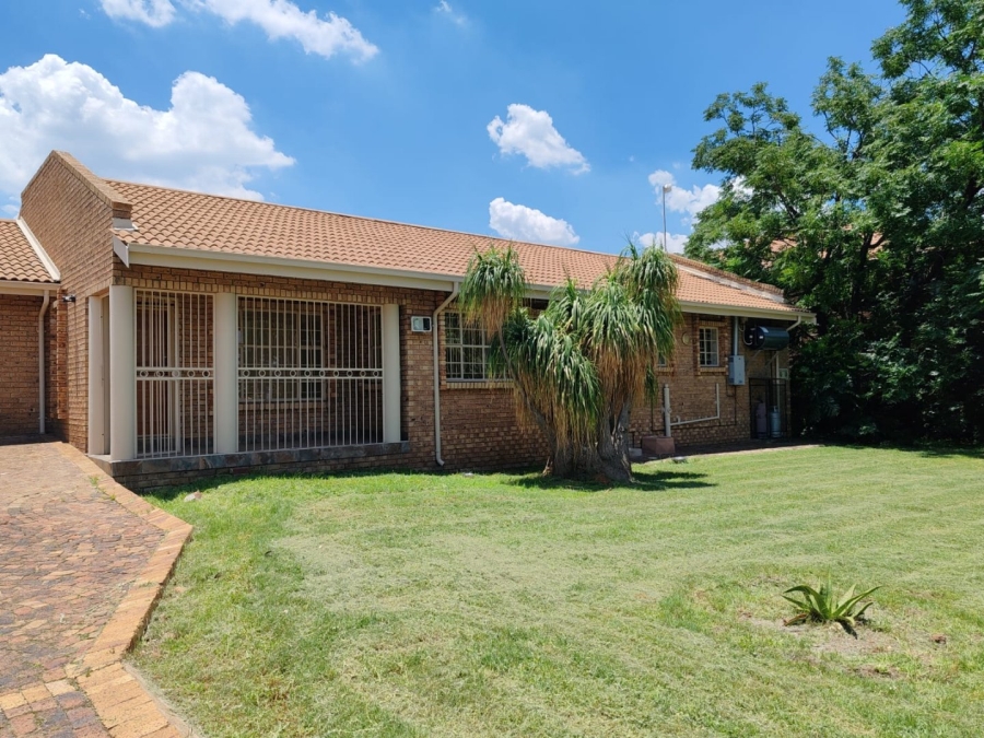 To Let 3 Bedroom Property for Rent in Beyers Park Gauteng